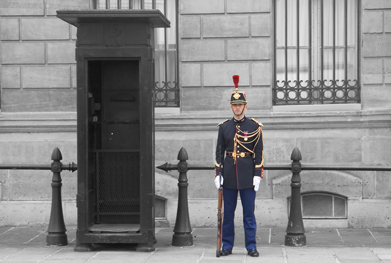 Brave tin soldier, Palais de l'Élysée, Paris, September 2008